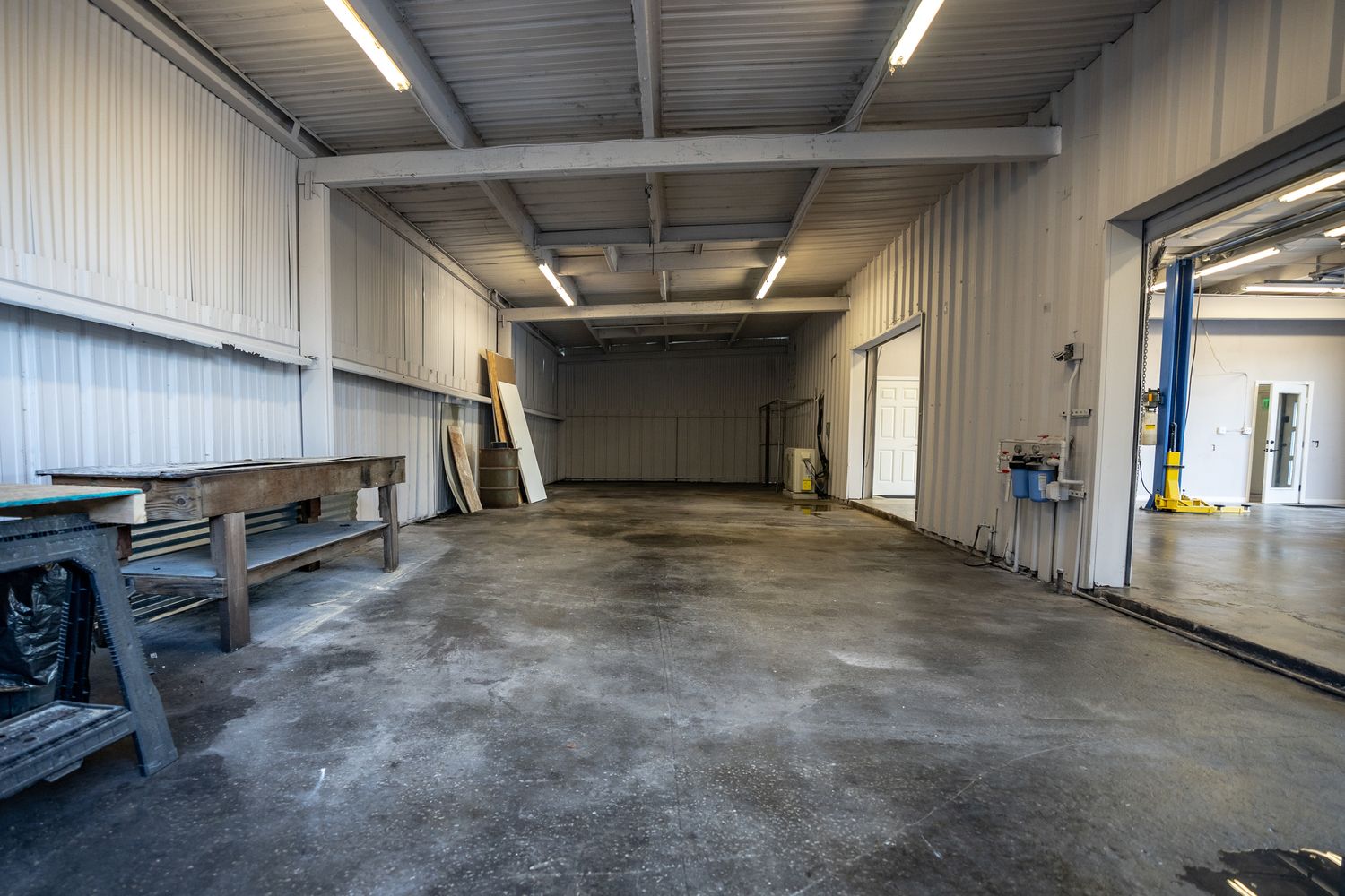 N. Florida Ave Warehouse or Automotive/Office/Showroom- 6,061 SF : 14041 N Florida Ave, Tampa, FL 33613
